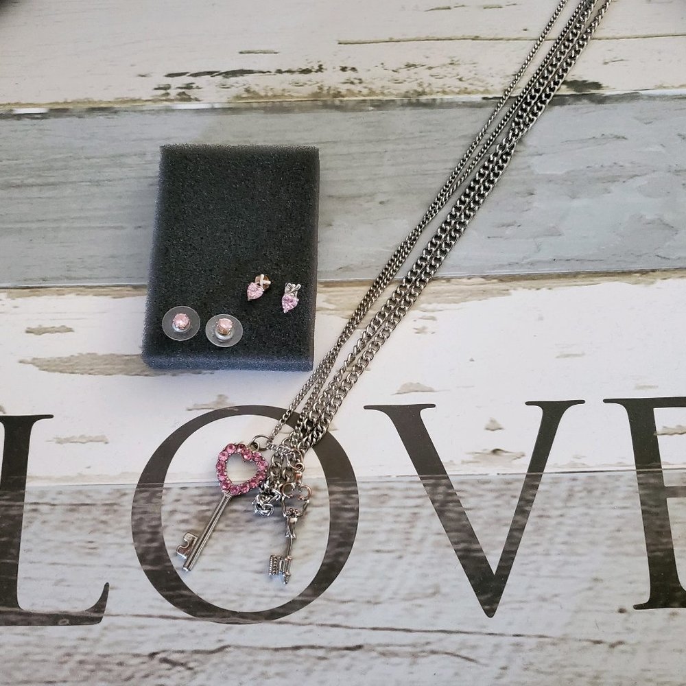 Pink Heart Key Necklace & 2 pairs of Pink Earrings - Picture 5 of 9